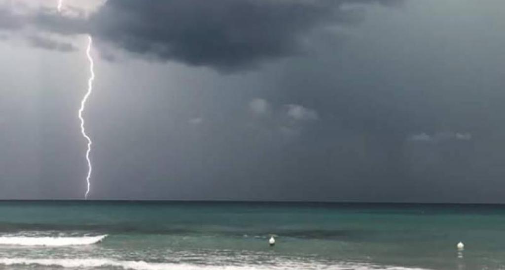 Porto Cesareo Fulmine Cade In Spiaggia 4 Feriti Di Cui 1